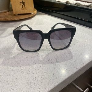 Quay black On the Prowl oversized sunnies